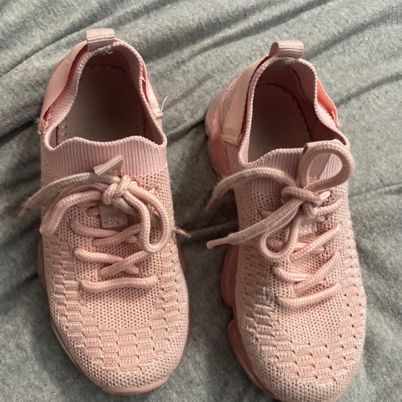 Size 10 toddler sneakers - Picture 3 of 4